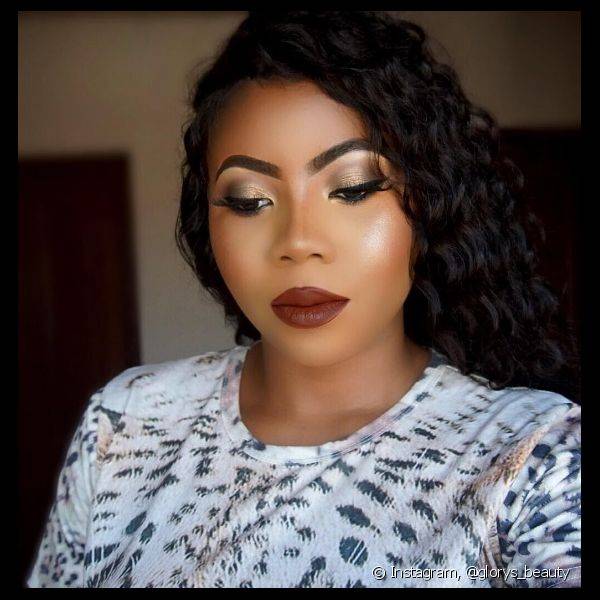 As mulheres de escorpião têm o olhar como sua característica mais marcante, e por isso, vale apostar nas sombras metalizadas para arrematar a maquiagem em 2017 (Foto: Instagram @glory_beauty)